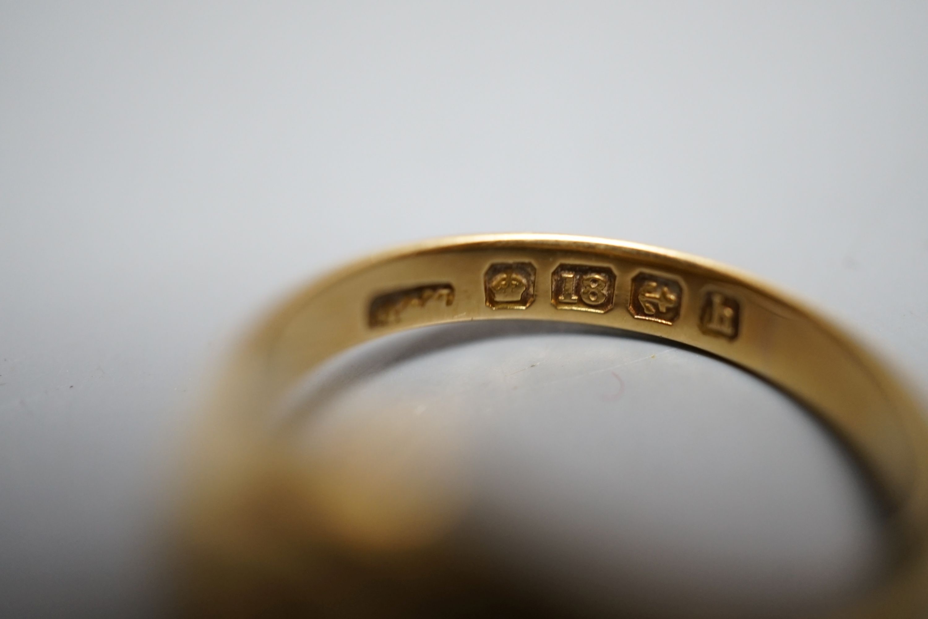 An Edwardian 18ct gold signet ring, with intaglio crest, size O, 7.1 grams.